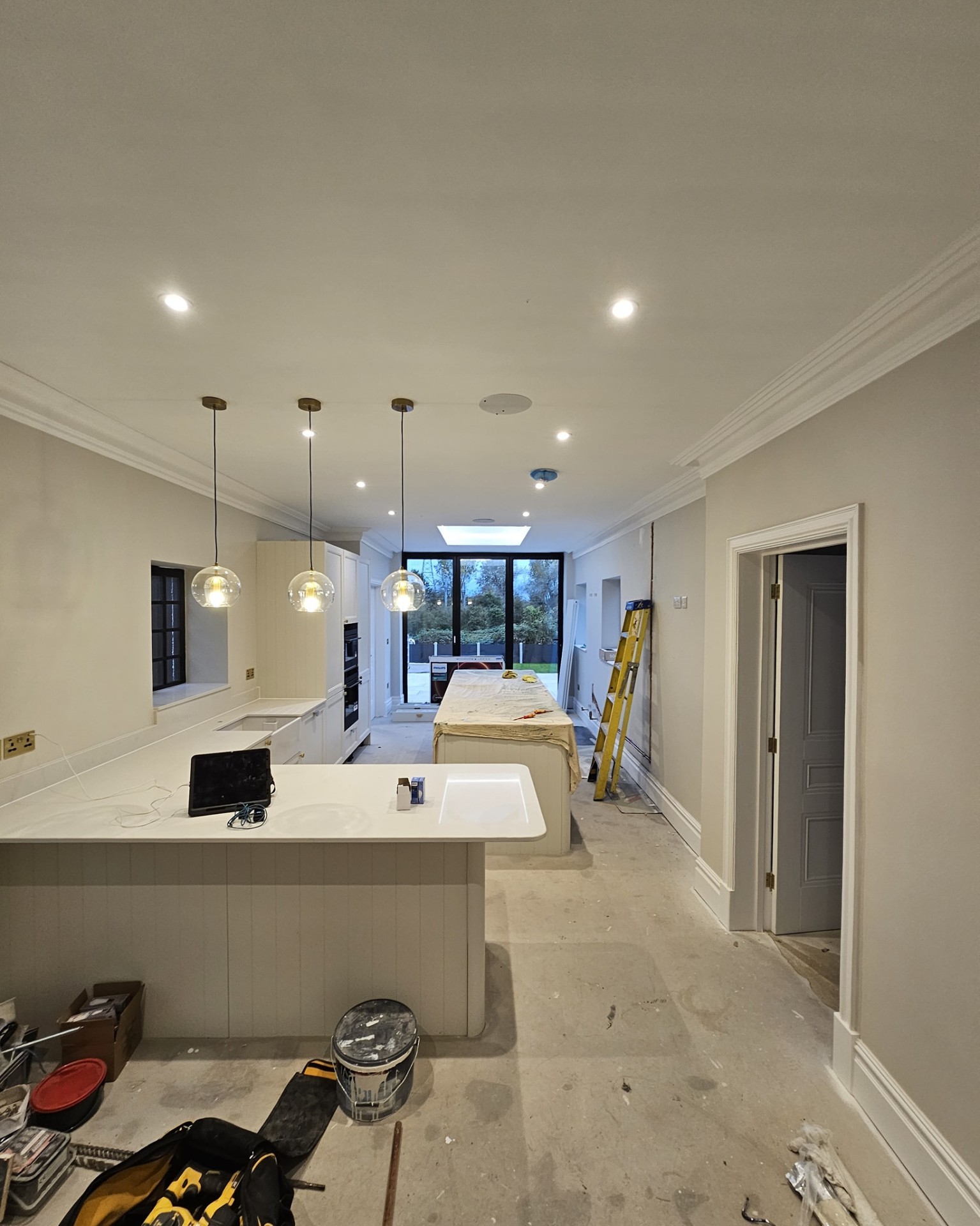 Sprayed alcove built-in cabinets with mirror-smooth lacquer finish